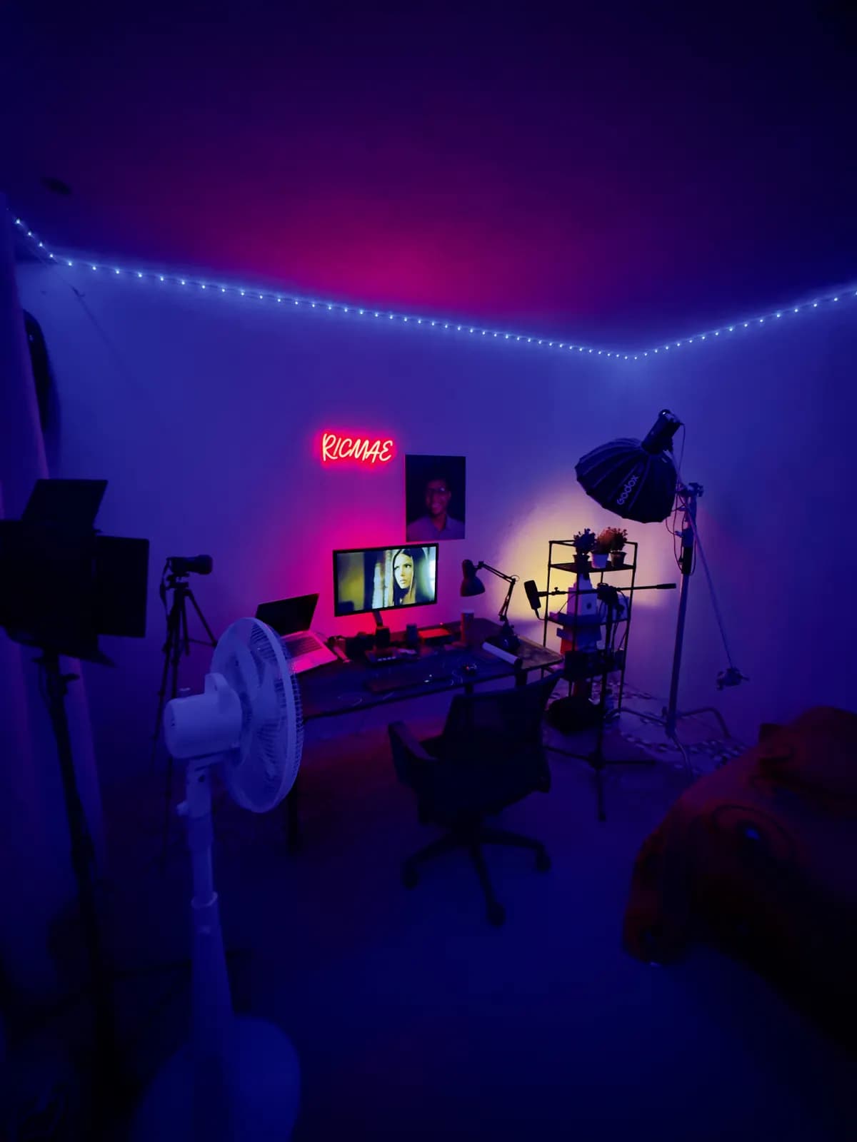 Le studio de nuit, lumières bleues et néon